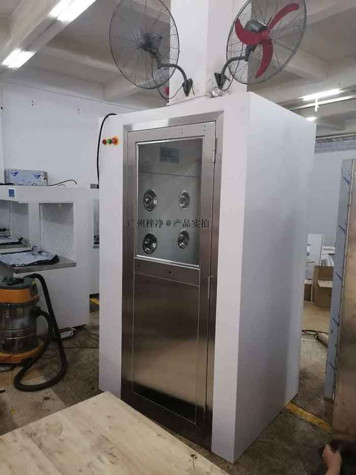 风淋室是洁净室入口处的必备设备,其主要作用是通过高速气流对进入洁净室的人员和物品进行清洗,以去除其表面的尘埃和微生物。 风淋室超净工作台高效送风口传递窗洁净采样车的要求